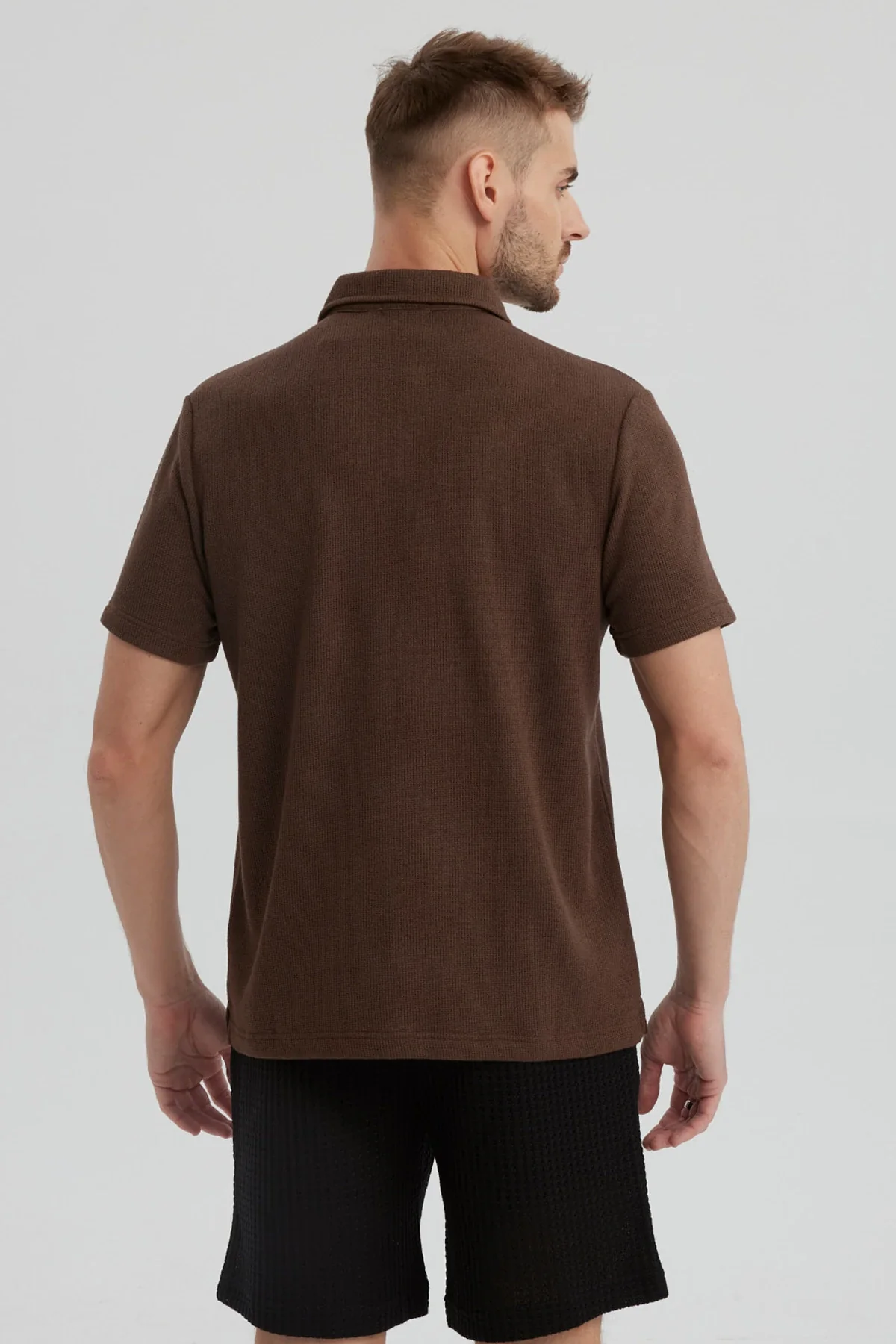 Polera Hombre Slim Cuello Camisero Café - Image 3